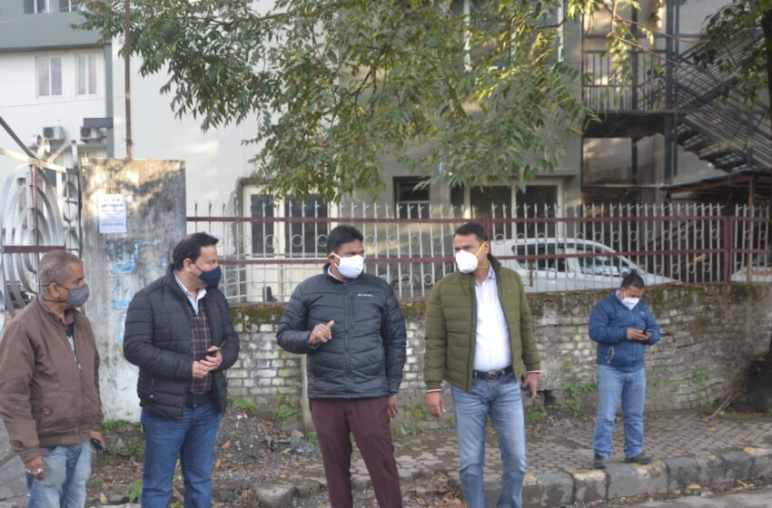  राजनीतिक होर्डिंग, पोस्टर, बैनर, फ्लेक्स हटाने के कार्य का डीएम ने किया निरीक्षण