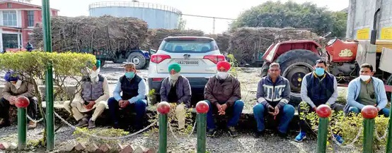  चीनी मिल प्रशासन के खिलाफ किया मौन प्रदर्शन
