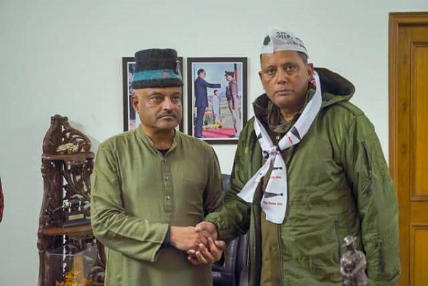  पूर्व आईएएस सुरेश कुमार भंडारी ने कर्नल कोठियाल की उपस्थिति में थामा आप का दामन