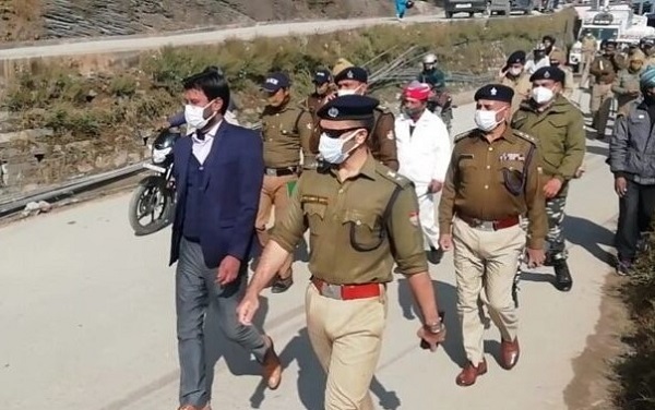  फ्लैग मार्च कर पुलिस ने जनता से मांगा सहयोग