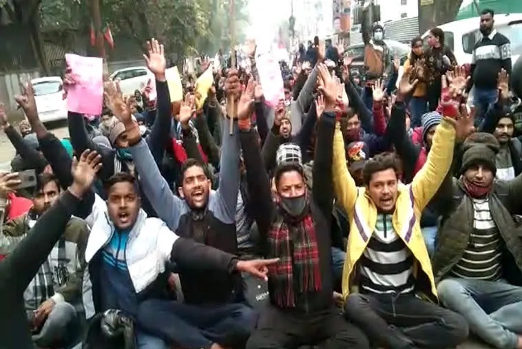  पुलिस भर्ती में आयु सीमा बढ़ाने की मांग को लेकर बेरोजगार मंच ने किया सीएम आवास कूच