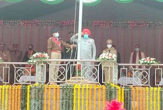  राज्यपाल ने मुख्य समारोह में किया ध्वजारोहण