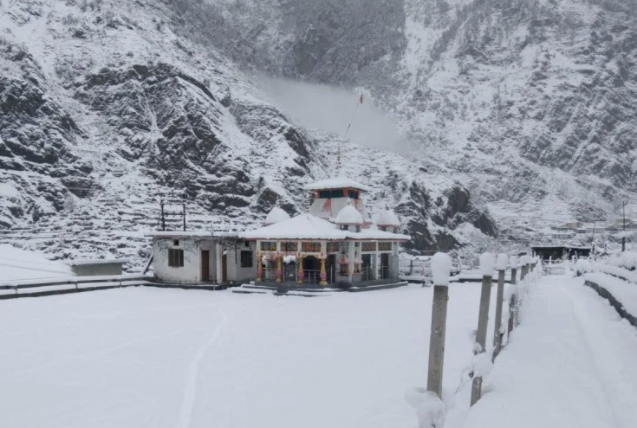  चकराता में बर्फबारी के बाद ठिठुरन बढ़ी