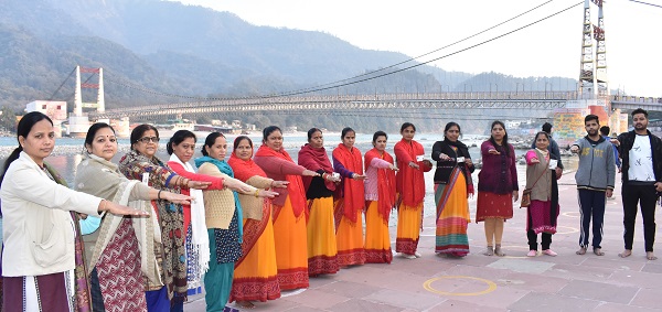  गंगा आरती के दौरान महिलाओं को मतदाता जागरूकता की दिलाई शपथ