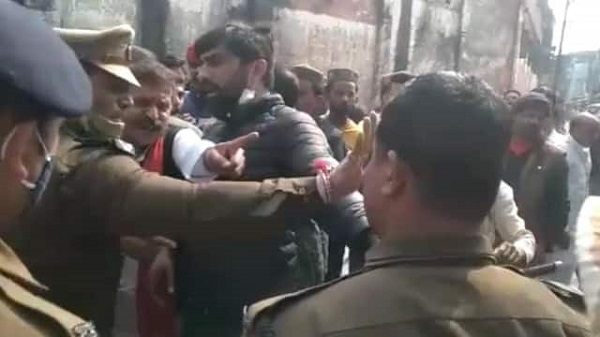  मतदान के दौरान कांग्रेस और सपा कार्यकर्ताओं के बीच जमकर मारपीट