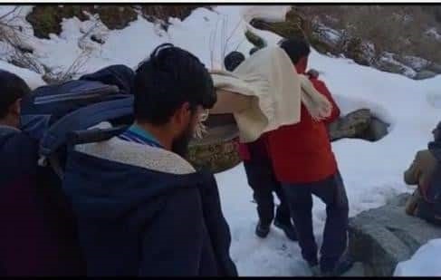  बीमार बुजुर्ग को डंडी-कंडी पर लादकर 16 किमी की पैदल दूरी नापकर पहुंचाया अस्पताल