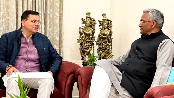  सीएम धामी पहुंचे पूर्व मुख्यमंत्री त्रिवेंद्र से मिलने उनके घर