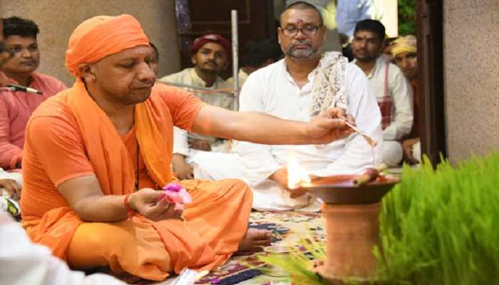  नामांकन से पहले सीएम योगी ने गोरक्षनाथ मंदिर में पूजा अर्चना की।