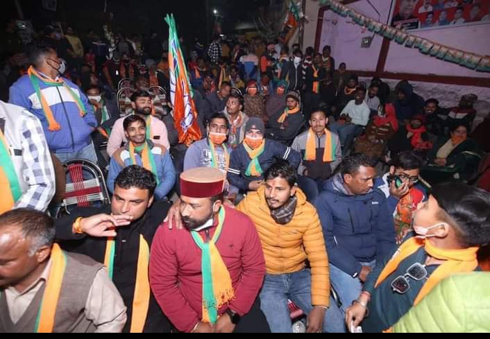  वार्ड-17 चुक्खूवाला मे आए राजपुर रोड विधानस भाप्रत्याशी माननीय श्री खजानदासजी और मेयर  श्री सुनील उनियाल गामा