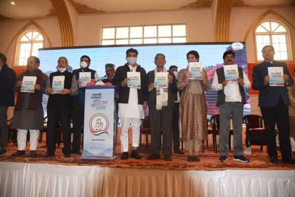  प्रियंका गांधी ने जारी किया कांग्रेस का घोषणा पत्र