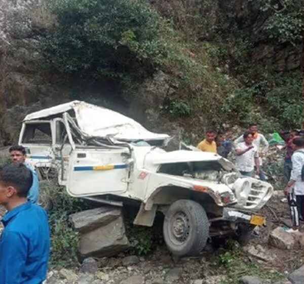  मैक्स वाहन दुर्घटनाग्रस्त, चार की मौत, 10 घायल