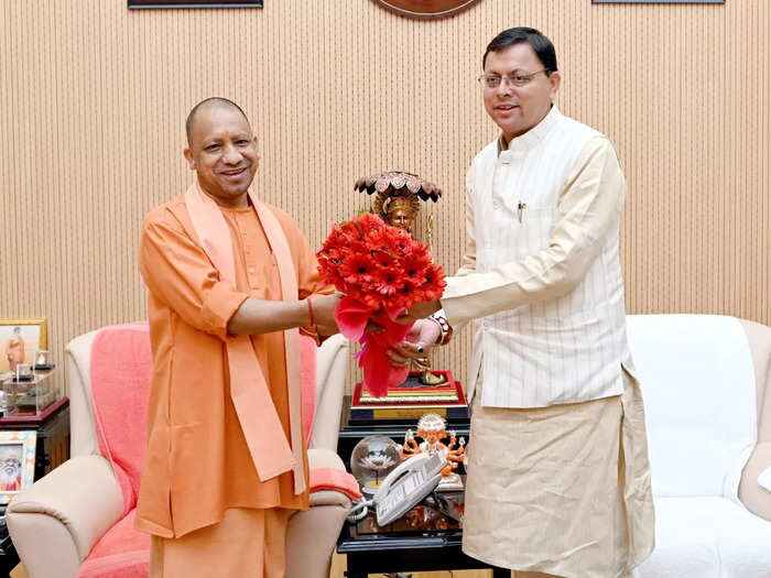  धामी पहुंचे,योगी आदित्यनाथ के शपथ ग्रहण समारोह में