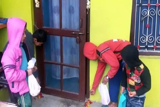  उत्तराखण्ड के घरों में गूंजे फूलदेई छम्मा देई के स्वर, फूलों से महकी चौखटें