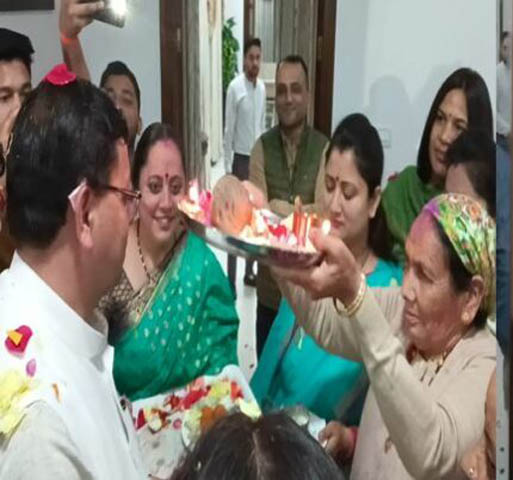  देर रात तक जश्न में डूबा रहा मुख्यमंत्री आवास, कार्यकर्ताओं ने हवा में रंग उड़ाए और खुशियों की होली मनाईं