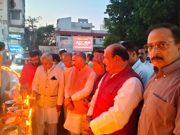  हिंदू नववर्ष 2079 की प्रथम संध्या पर 2100 दीपों से जगमगाया घंटाघर
