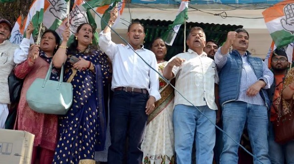  महंगाई मुक्त अभियान के तहत कांग्रेसियों ने किया प्रदर्शन