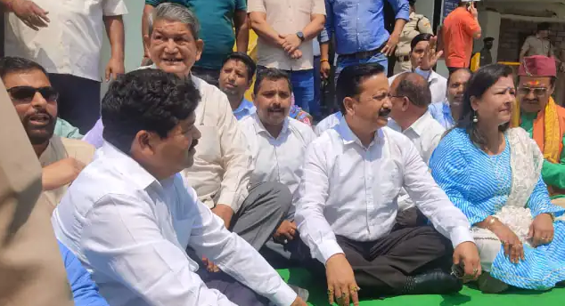  सहकारिता विभाग की नियुक्तियों में गड़बड़ी के खिलाफ कांग्रेस नेताओं ने दिया धरना