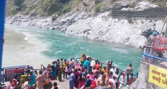  भागीरथी-अलकनंदा के संगम पर गंगा स्नान को उमड़े श्रद्धालु