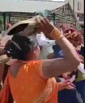  चौथी शादी करने जा रहे एसएसबी जवान की तीसरी पत्नी ने सजे-धजे दूल्हे को शादी के मंडप से उठाकर दौड़ा-दौड़ाकर चप्पलों से पीटा