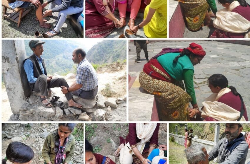  निशुल्क प्रशिक्षण कैंप में ग्रामीण सीख रहे फुट मसाज थेरेपी की बारीकियां