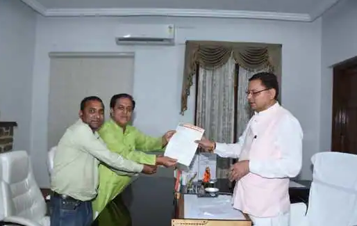 व्यासी बांध प्रभावित लोहारी गांव के ग्रामीण सीएम से मिले