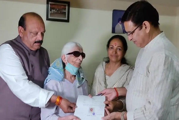  राहुल गांधी के नाम की डालनवाला की रहने वाली पुष्पा मुंजियाल अपनी सारी संपत्ति