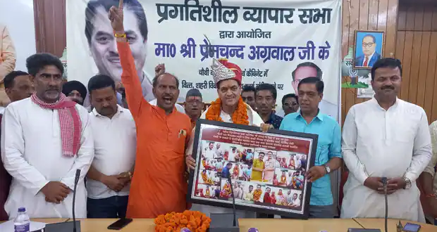 व्यापार सभा ने कैबिनेट मंत्री प्रेमचंद अग्रवाल को पहनाया चांदी का मुकुट