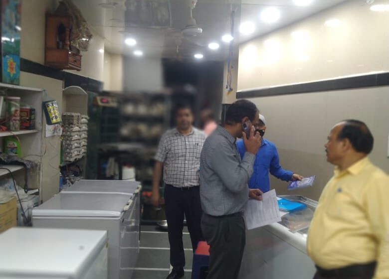  उप जिलाधिकारी सदर मनीष कुमार के नेतृत्व मैं राजस्व विभाग एवं खाद्य सुरक्षा विभाग की संयुक्त टीम ने पलटन बाजार स्थित मांस की दुकानों का निरीक्षण किया