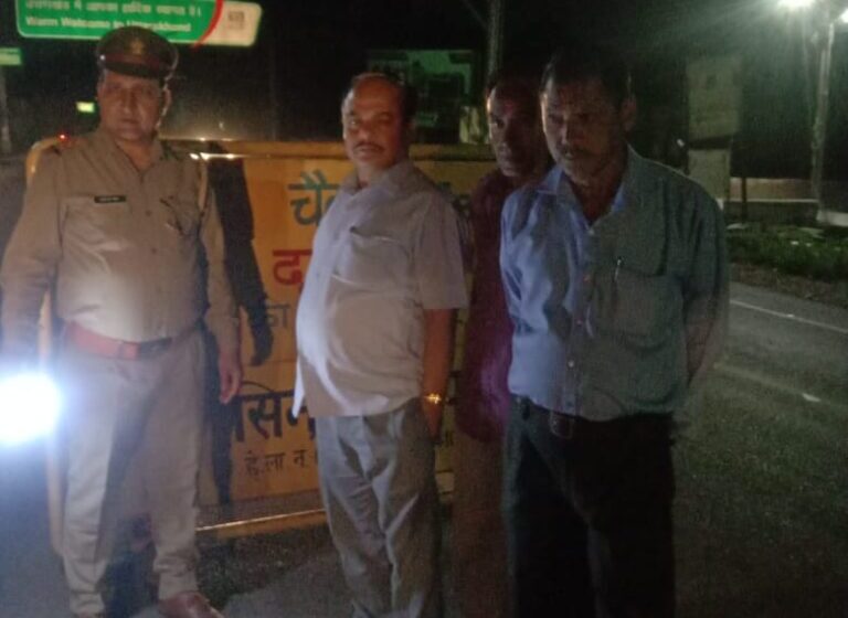  उप जिलाधिकारी मनीष कुमार के नेतृत्व में आशारोडी पर टीम द्वारा देर चैकिंग अभियान चलाया।