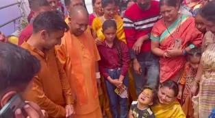  भतीजे अंनत के मुंडन में यूपी सीएम योगी आदित्यनाथ ने निभाई रस्म