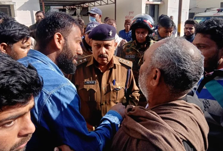 रुड़की: बाइक सवार युवकों ने गोली मारकर की किसान की हत्या, गुस्साए परिजनों का जमकर हंगामा