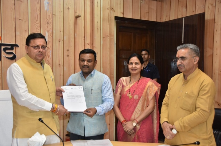  मेयर गौरव गोयल ने मुख्यमंत्री को सौंपा मांगपत्र