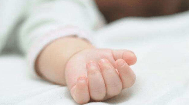  पिता ने नवजात बेटी को जमीन पर पटका, मौत