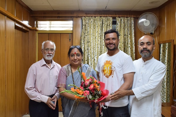  एवरेस्ट फतह कर एवरेस्ट पर राष्ट्रगान गाकर तिरंगा फहराने वाले विक्रांत उनियाल ने स्पीकर ऋतु खंडूड़ी से की भेंट