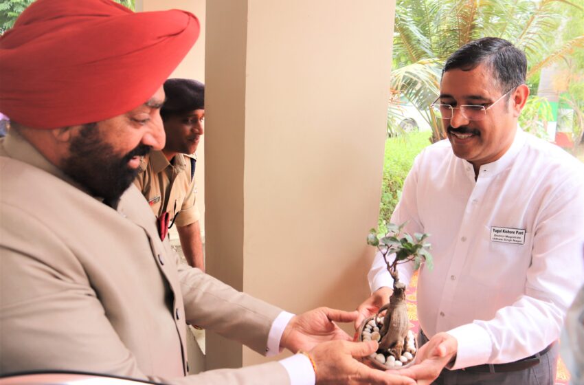  डीएम ने किया राज्यपाल का स्वागत