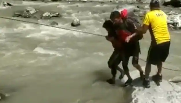  मंदाकिनी नदी का जलस्तर बढ़ने से दो युवक नदी किनारे फंसे, एसडीआरएफ ने सुरक्षित निकाला