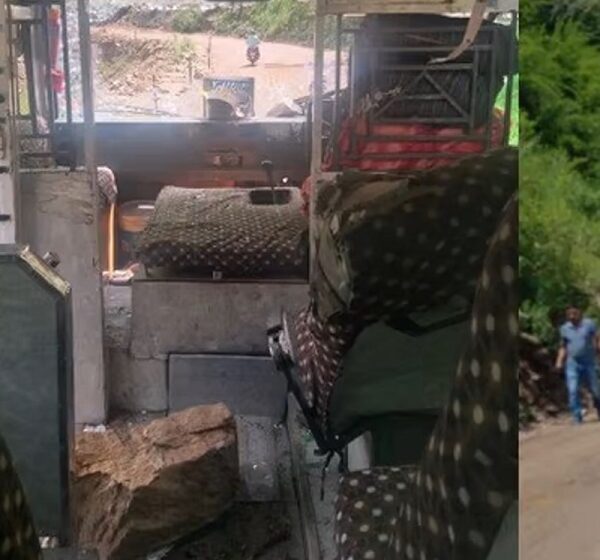   शीशा तोड़कर पत्थर अंदर घुसा