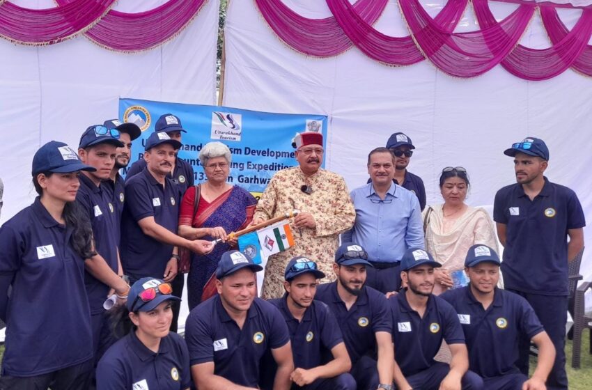  पर्वतारोहण अभियान दल को पर्यटन मंत्री ने हरी झंडी दिखाकर किया रवाना