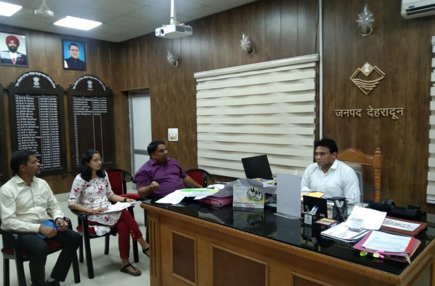  डीएम ने जौलीग्रान्ट एयरपोर्ट विस्तारीकरण के संबंध में बैठक कि।