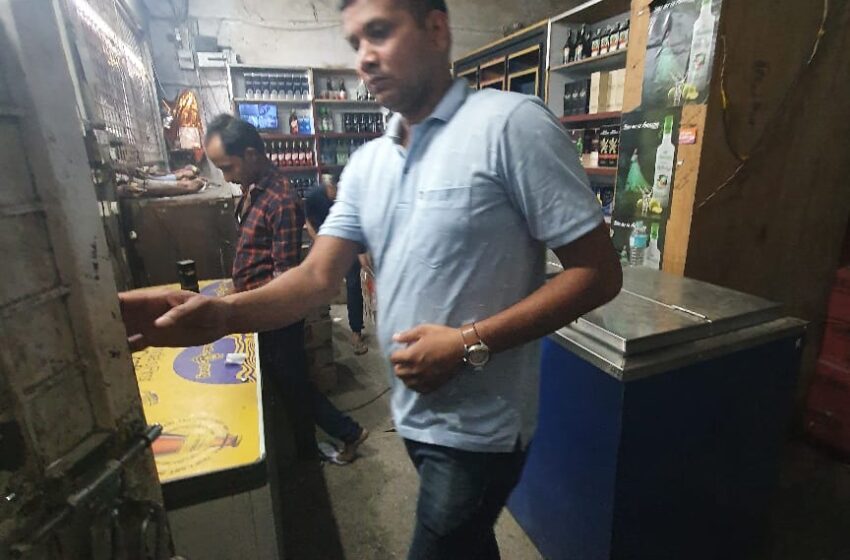  आबकारी विभाग ने जनपद के विभिन्न क्षेत्रों में शराब की दुकानों पर औचक निरीक्षण किया गया।