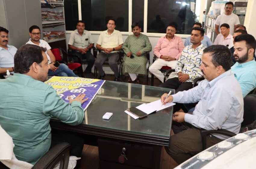  जिला आबकारी अधिकारी राजीव चैहान ने  सभी शराब की दुकानों के अनुज्ञापियों के साथ बैठक की