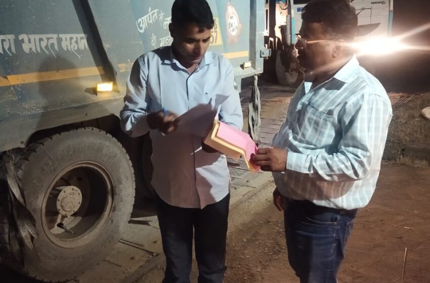  जिलाधिकारी डाॅ आर राजेश कुमार ने समस्त उप जिलाधिकारियों को अपने-अपने क्षेत्रों में अवैध खनन, भण्डारण पर कड़ी कार्रवाई करने के निर्देश दिए गए