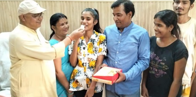  12वीं की टॉपर दीया आईएएस बनकर जनता की सेवा करना चाहती