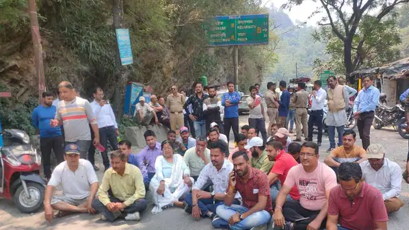  सड़क न बनने से नाराज लोगों ने केदारनाथ हाईवे पर कुंड में चक्का जाम किया