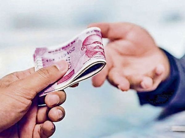  डोईवाला में  कानूनगो को रिश्वत लेते रंगे हाथ पकड़ा।