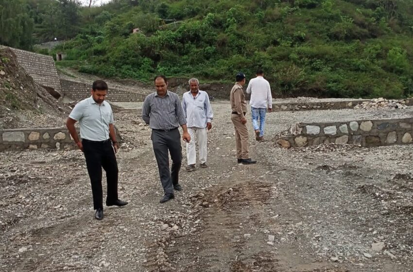  जिला प्रशासन ने अवैध प्लाटिंग पर की कार्रवाई, निर्माण कार्य सीज किया