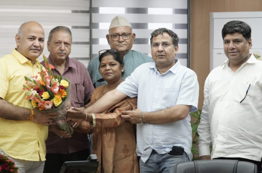  मनीष सिसोदिया ने कांग्रेस छोड़कर आए नेताओं को दिल्ली में दिलाई आप की सदस्यता