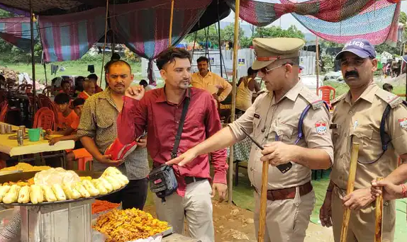  खुले में खाद्य सामग्री बेचने वालों को पुलिस ने दी चेतावनी