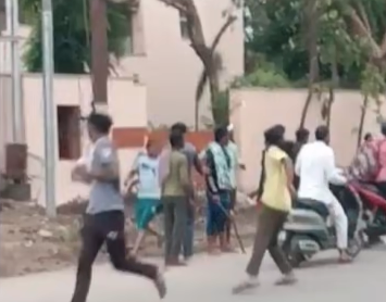  कांवड़ियों के दो दल किसी बात को लेकर आपस में भिड़े