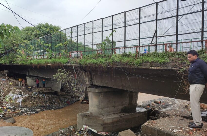  बारिश से रिसपना पर नदी का जलस्तर बढ़ने पर जिलाधिकारी डॉ आर राजेश कुमार ने चुना भट्टी के पास रिस्पना नदी का निरीक्षण किया।